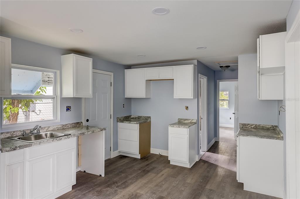 607 Raleigh St — Photo 9