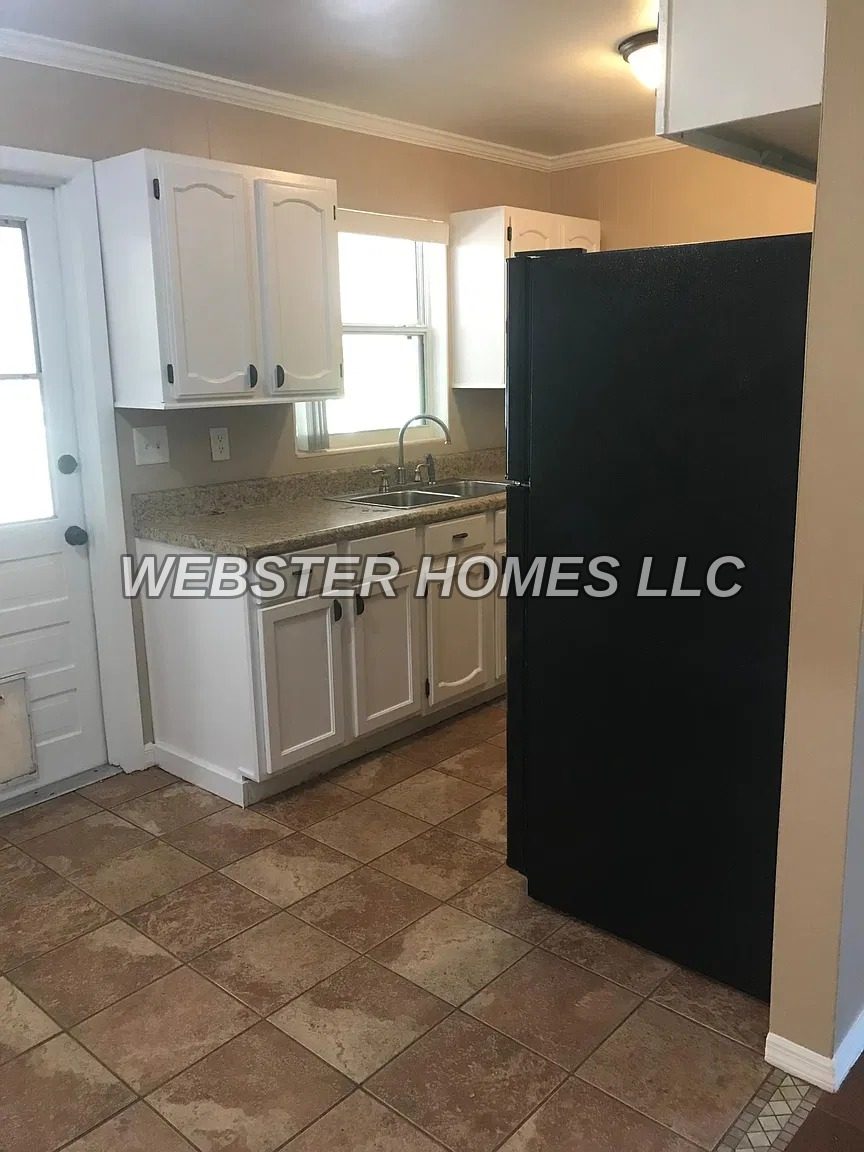 1017 E Howry Ave — Photo 2